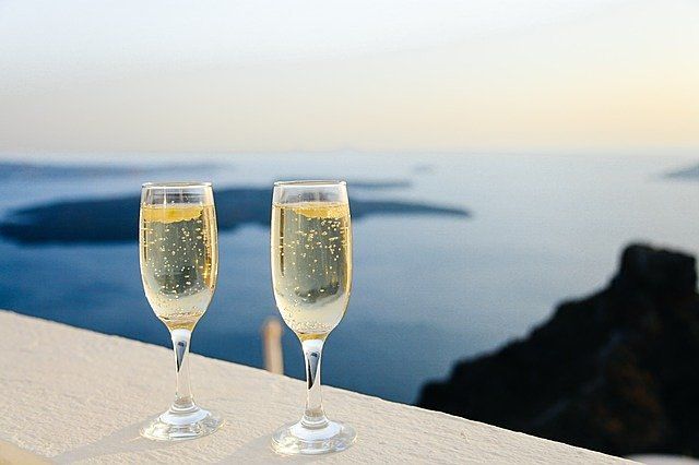 シャンパンとスパークリングワインの違いは？